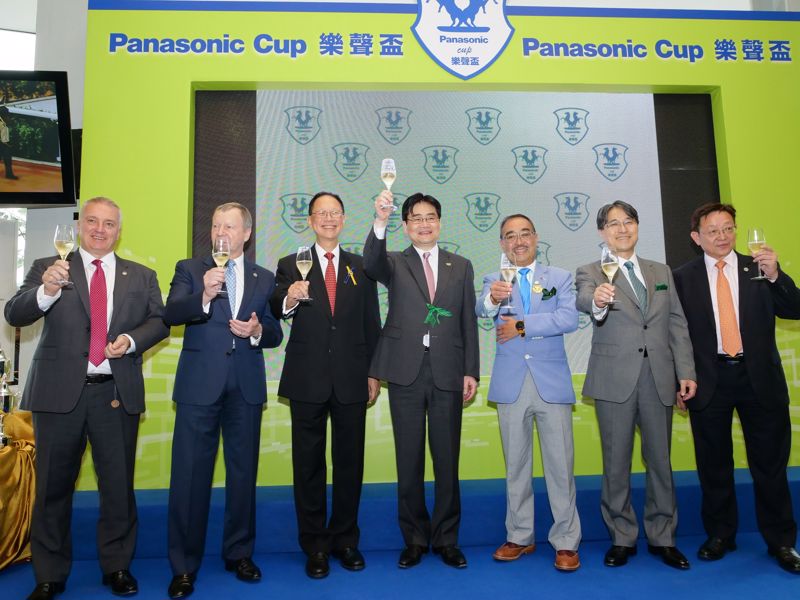 (From left) Mr Anthony Kelly, Executive Director, Racing Business & Operations of HKJC, Mr Winfried Engelbrecht-Bresges, CEO of HKJC, Mr Philip Chen, Stewards of HKJC, Mr Tetsuro Homma, President of Panasonic Corporation Appliances Company, Mr David Mong, Chairman & CEO of Shun Hing Group, Mr Masaru Igawahara, Deputy Consul General of Japan in Hong Kong and Mr Thomas Lau, Chairman & CEO of AP Rentals Holdings Ltd. hosted a toasting ceremony to kick start the Panasonic Cup 2017.